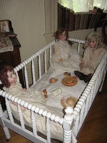 Image from http://victorianalady.com/images/355_Victorian_Doll_Bed.jpg